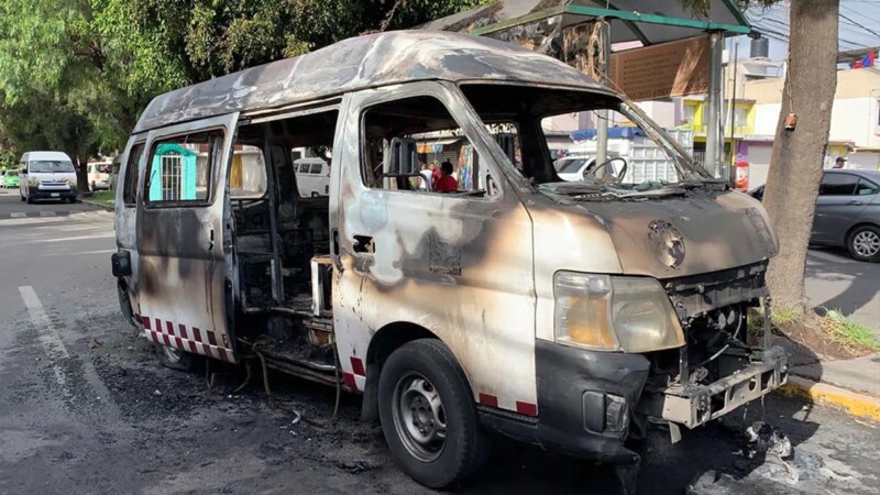Hombres armados prenden fuego a unidad de transporte público en Edomex