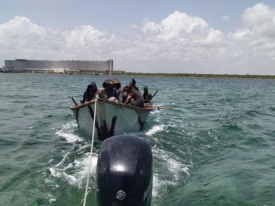 Rescata la Marina a 12 balseros cubanos en Punta Nizuc en Cancún; los isleños fueron trasladados a la Estación Naval para los trámites legales.