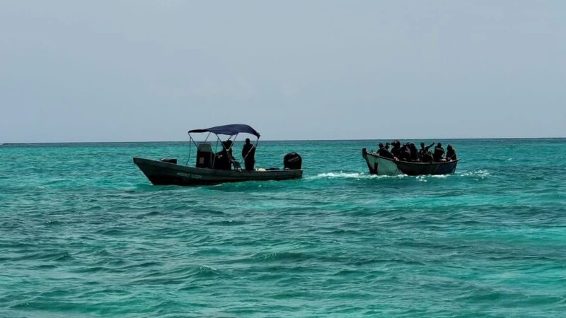 Rescata la Marina a 12 'balseros' cubanos en Punta Nizuc en Cancún