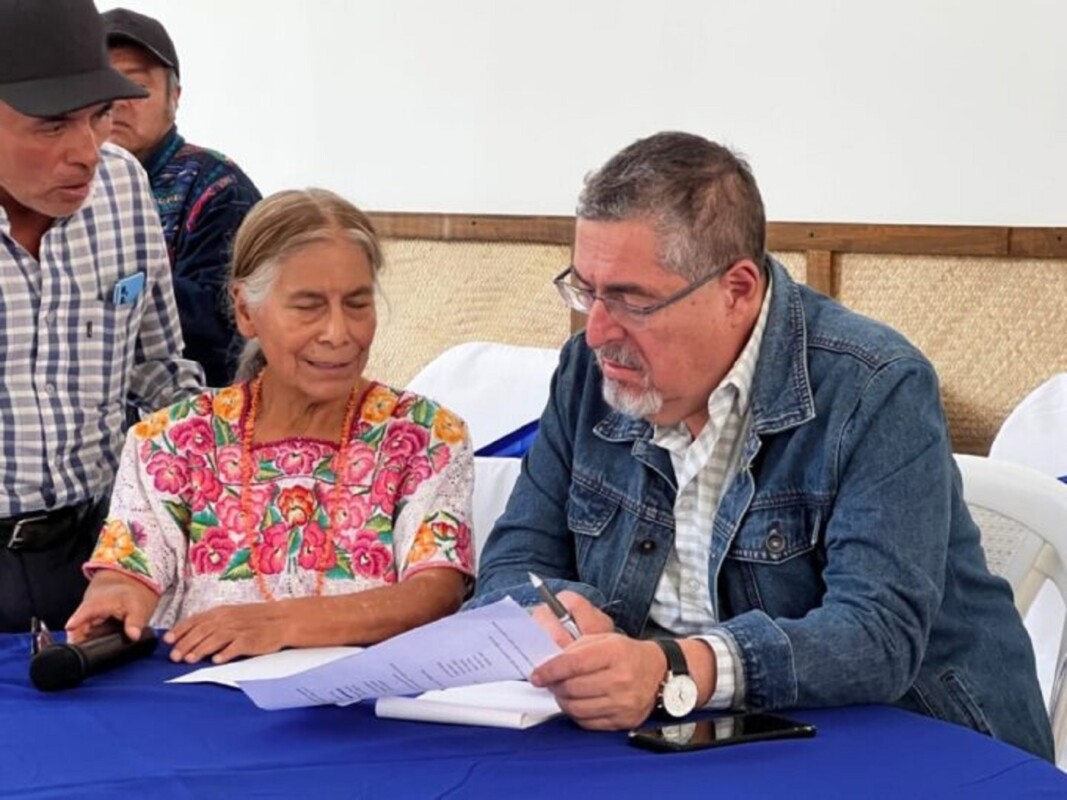 El socialdemócrata Bernardo Arévalo, quien compite en la segunda vuelta electoral, el domingo 20, por el Movimiento Semilla, con una oferta de “cambio y futuro”, antes de iniciar un acto de campaña. Imagen: Movimiento Semilla