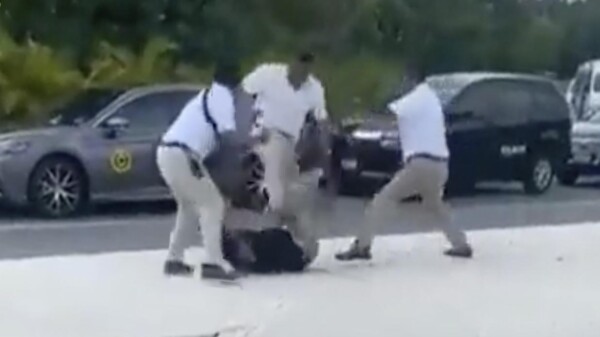 Transportistas de turismo se lían a golpes en Aeropuerto de Cancún