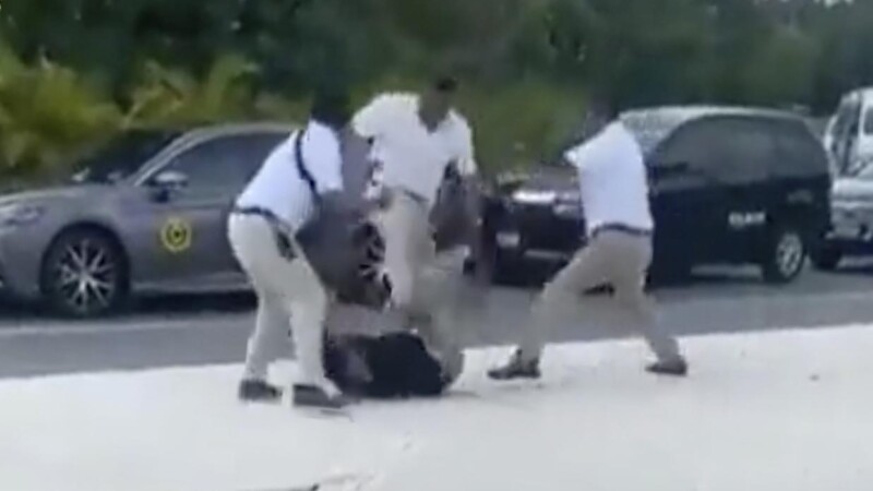 Transportistas de turismo se lían a golpes en Aeropuerto de Cancún