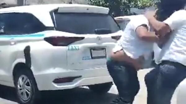 Taxistas no detienen sus excesos, los exhiben liándose a golpes en Playa Del Carmen