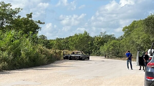 Hallan a una persona calcinada dentro de un auto en Cancún