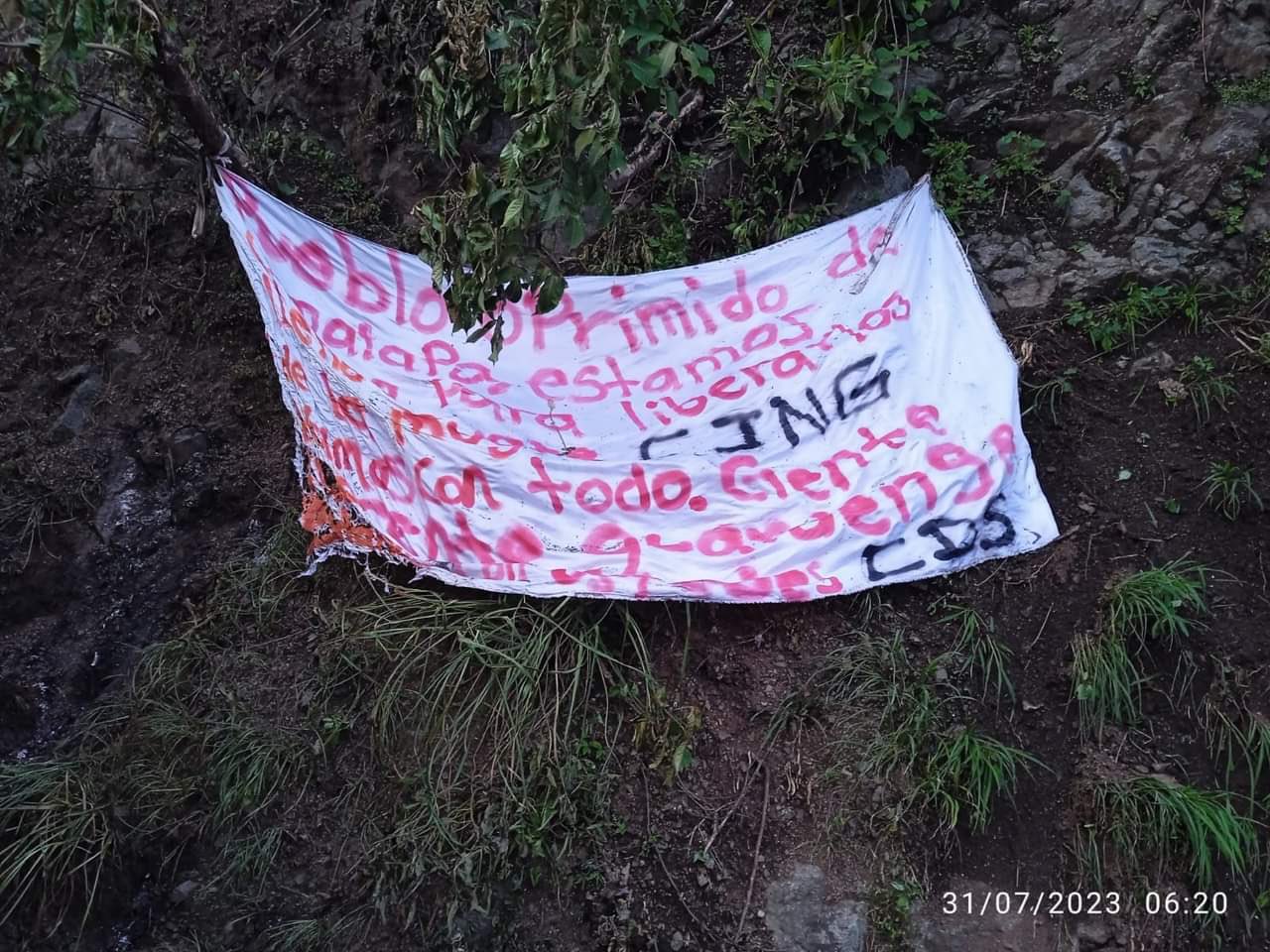 Los delincuentes que provocaron la quema de tres vehículos también colocaron narcomantas cerca del lugar, en la que según ellos "llegaron para salvar a los ciudadanos del otro grupo delictivo.