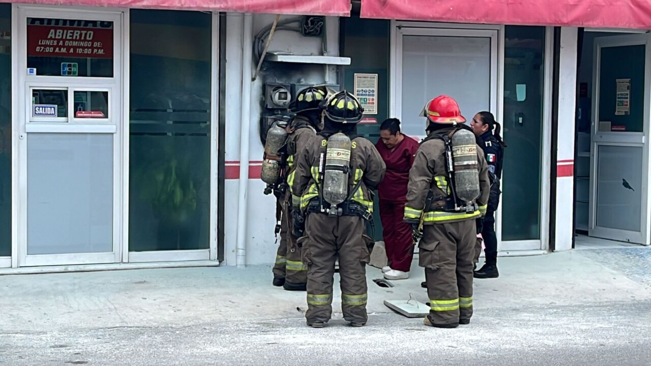 Conato de incendio en una farmacia de Villas del Mar en Cancún; el origen del siniestro fue en el área de medidores de la energía eléctrica.