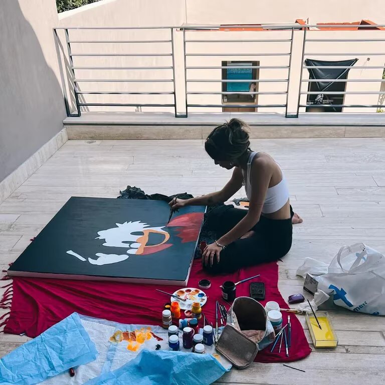 Critican a la hija de Bárbara de Regil por vender sus 'obras de arte' en miles de pesos