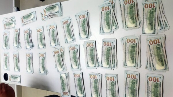 Turista extranjero pretendía ingresar a Cancún  con 32,400 dólares sin declarar