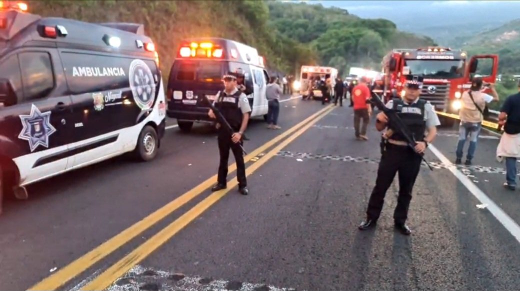 Desbarranca autobús en Nayarit: 21 muertos y 21 lesionados (VIDEO); la unidad salió de la Ciudad de México con destino a Tijuana.