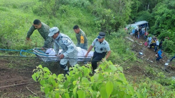 Desbarranca autobús en Nayarit: 21 muertos y 20 lesionados (VIDEO)