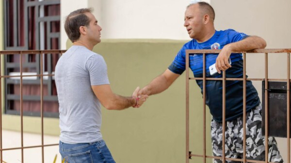 Diego Castañón recorre colonia Aldea Tulum y escucha a las familias.