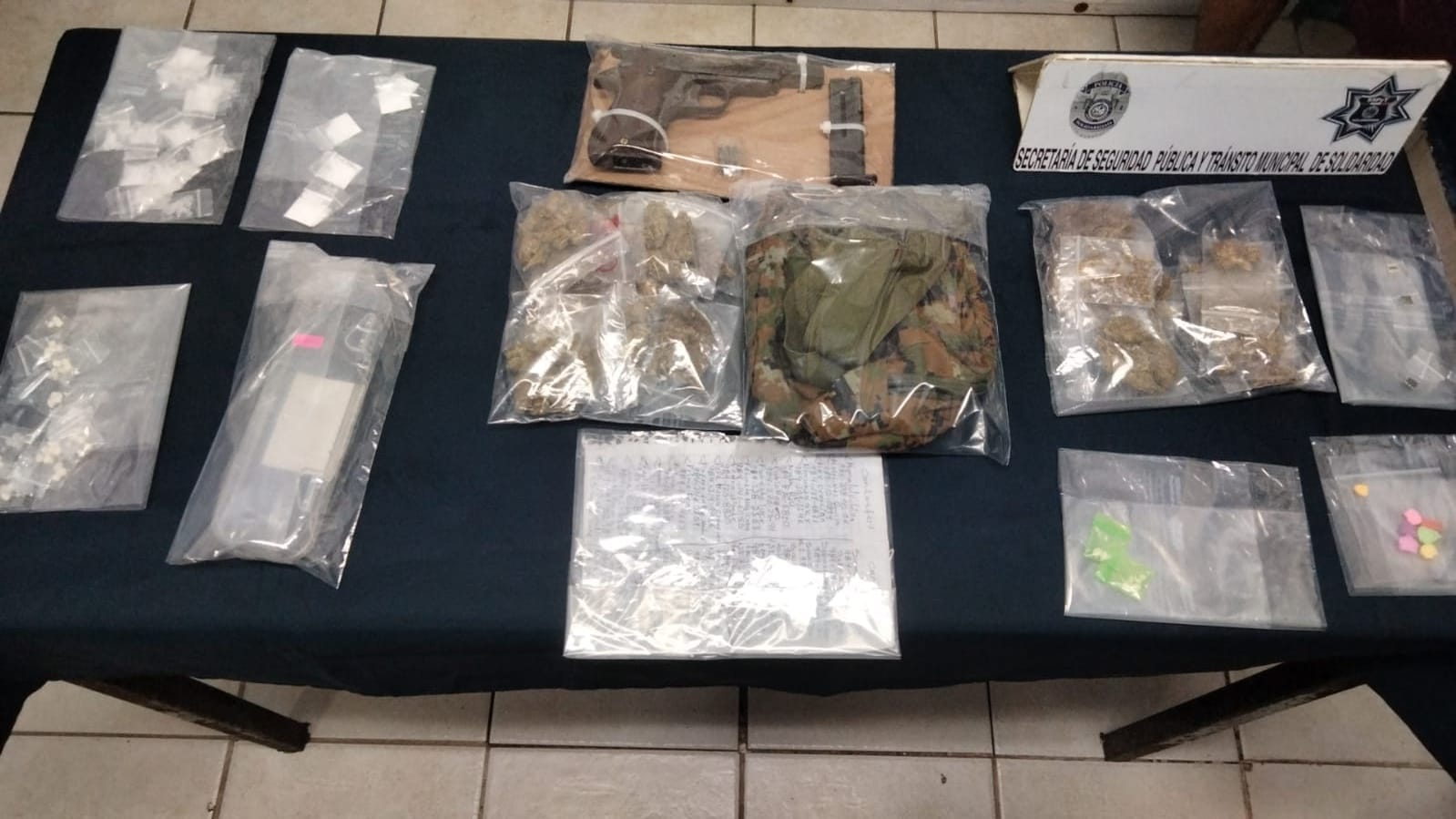 Decomisan 100 dosis de drogas y detienen a cinco sujetos en Playa del Carmen; además del enervantes se decomisaron armas de fuego.