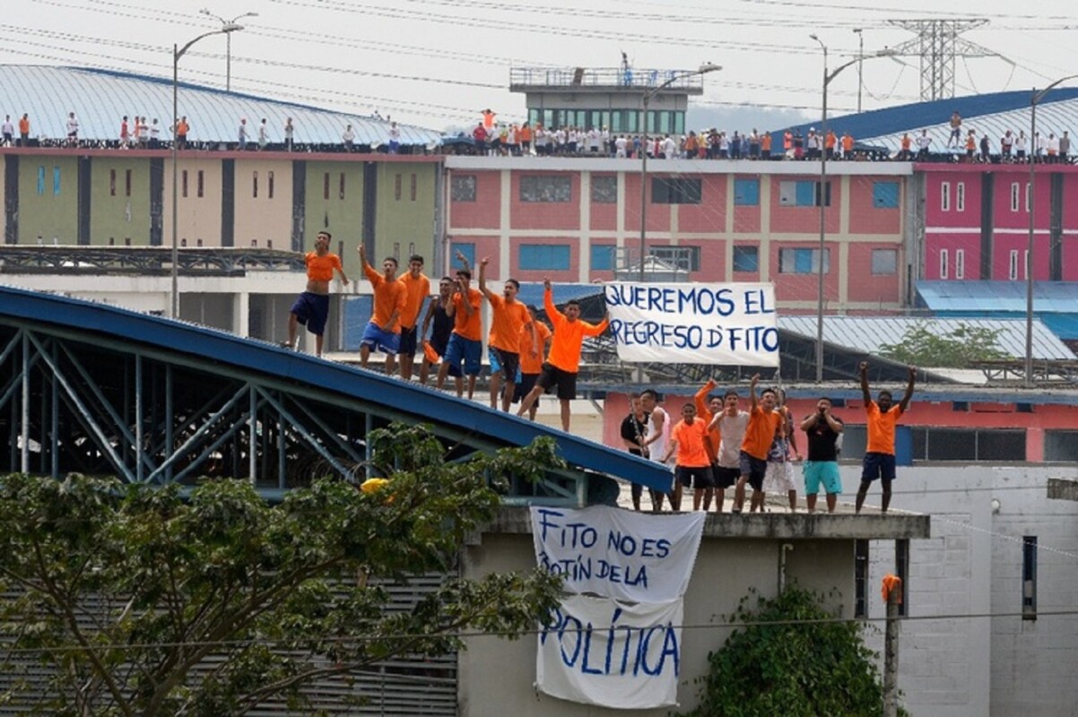 Reclusos del complejo penitenciario de Guayaquil, Ecuador, treparon a los techos en protesta por el traslado del capo José Adolfo ‘Fito’ Macías a un área de máxima seguridad. El cabecilla del grupo criminal ‘Los Choneros’ había sido acusado de amenazas de muerte por Fernando Villavicencio, el candidato presidencial ultimado el pasado miércoles. Foto Ap