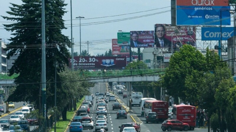 Cuestiona AMLO compra de espectaculares para aspirantes
