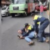 Policías de CDMX tunden a chofer de transporte público