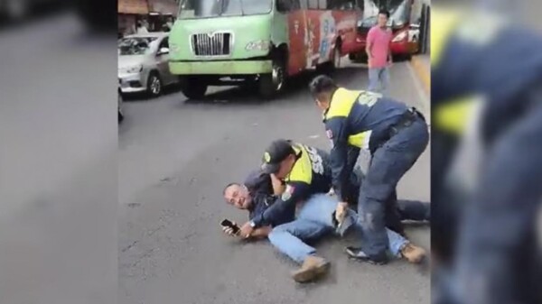 Policías de CDMX tunden a chofer de transporte público
