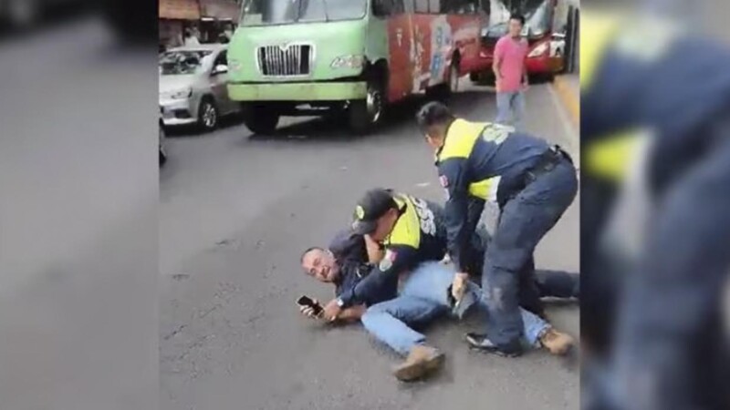 Policías de CDMX tunden a chofer de transporte público