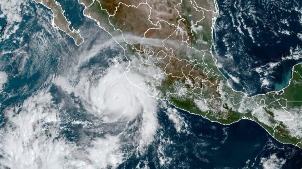 Huracán "Dora" se intensifica nuevamente a categoría 4 en el Pacífico mexicano.