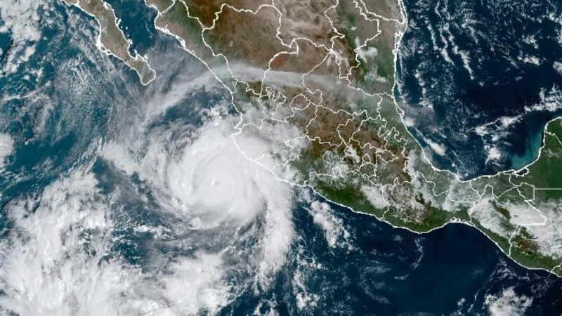 Huracán "Dora" se intensifica nuevamente a categoría 4 en el Pacífico mexicano.
