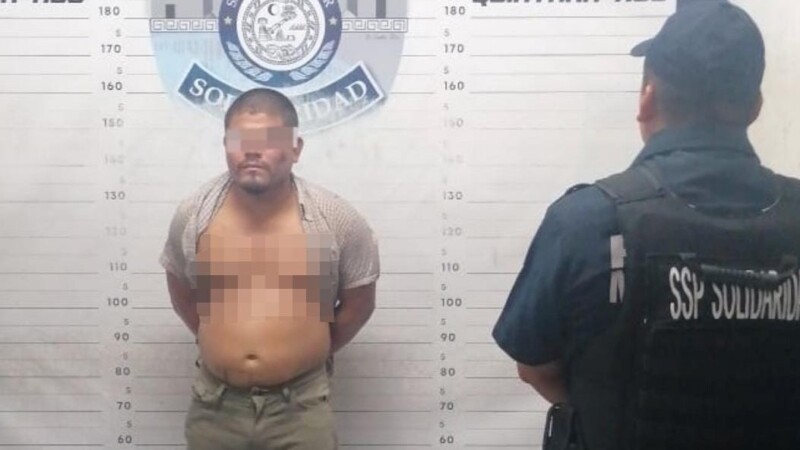 Intentó agredir a policías con cuchillos, tras ser denunciado por violencia familiar.