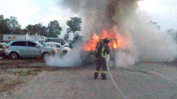 Arden varios vehículos en corralón de Cancún
