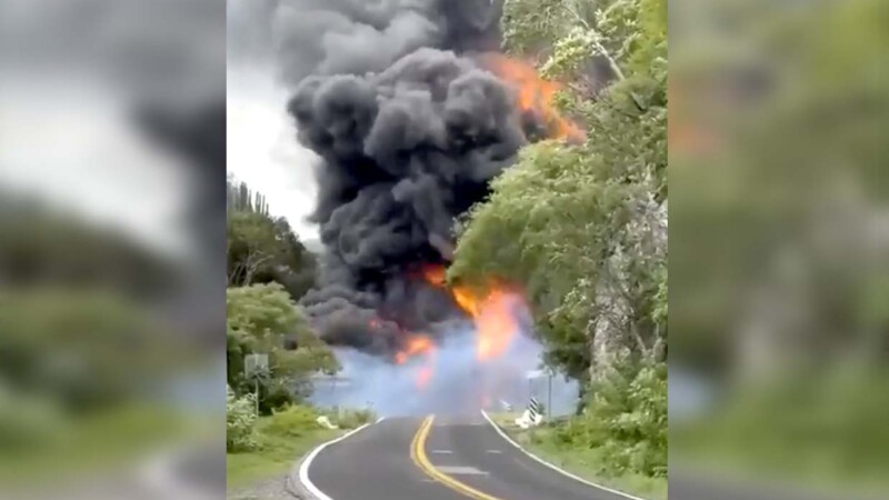 Estalla pipa en carretera Chilpancingo-Iguala y mueren 8