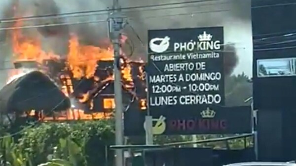 Arde restaurante en la avenida Huayacán de Cancún