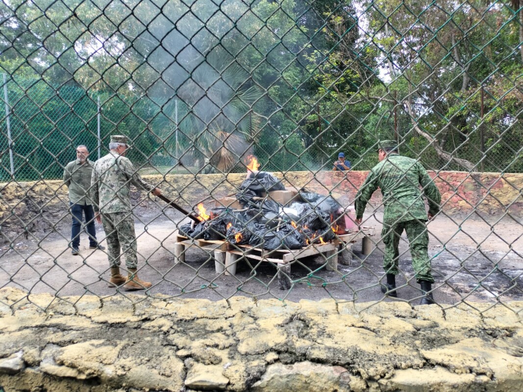 Incineran más de 228 kilos de drogas decomisadas en Quintana Roo; el evento se llevó a cabo en las instalaciones de la Guarnición Militar.