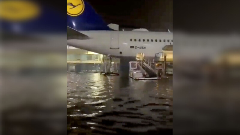 Tormenta inunda aeropuerto de Frankfurt en Alemania