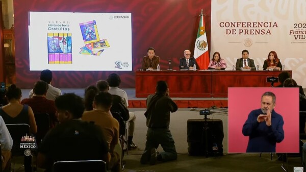 “Oscurantistas y feudales”, críticas a Libros de Texto