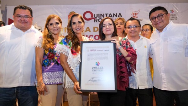 Mara Lezama entrega el nombramiento de Pueblo Mágico a la isla de Cozumel
