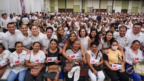 Entrega Mara Lezama tarjetas Mujer es Poder en Cozumel
