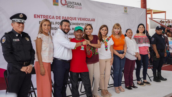 Mara Lezama cumple con Holbox y Kantunilkín; entrega unidades de bomberos y patrullas