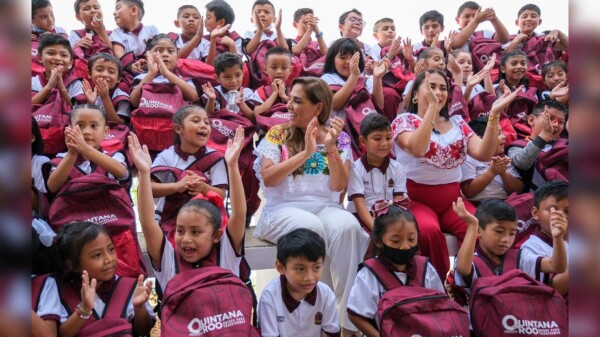 En Felipe Carrillo Puerto, corazón de la zona Maya, Mara Lezama entrega mochilas y útiles escolares