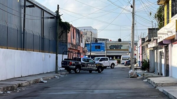 Encuentran una persona muerta en vía pública en la SM-66 de Cancún
