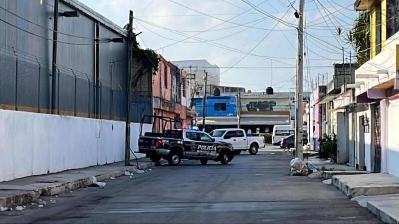 Encuentran una persona muerta en vía pública en la SM-66 de Cancún