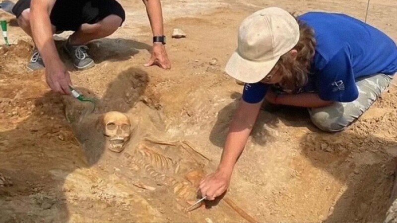 Hallan a niño enterrado boca abajo con candado ‘antivampiros’