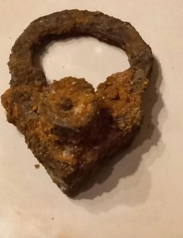 Candado "antivampiros" encontrado en la tumba del menor de edad y usado en el Siglo XVII.