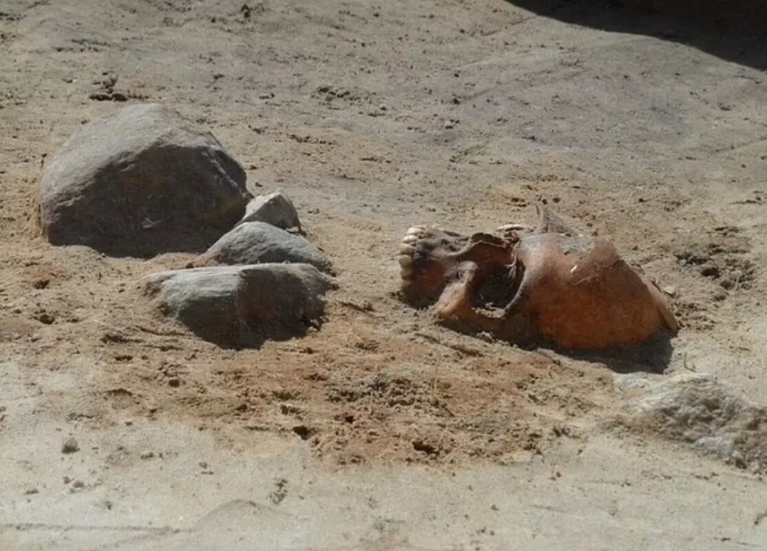 Tumba del niño de entre 5 y 7 años de edad y que a decir de los expertos habría sido profanada.