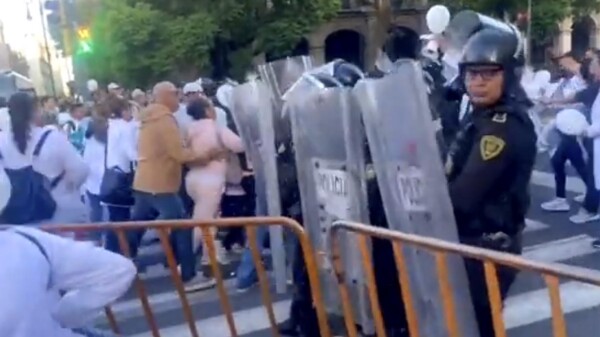 Se manifiestan trabajadores de la salud en la CDMX