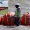 Retirarán criminal barrera de boyas en frontera de EEUU con México