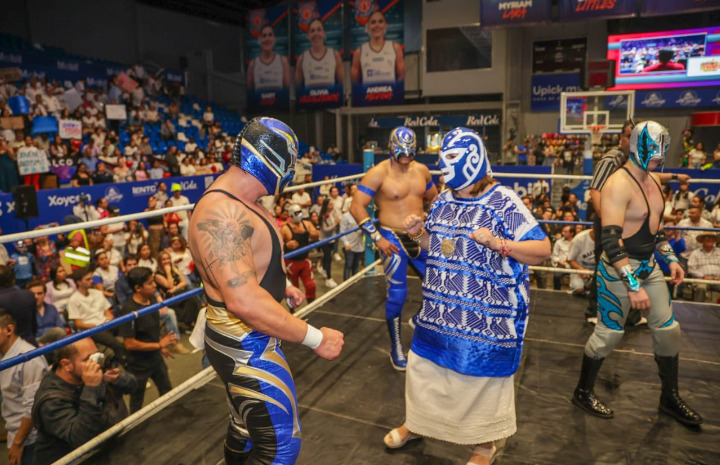 Para qué violentarla, ella solita (Xóchitl Gálvez) se violenta; aquí en su más reciente forma de hacer el ridículo intentando conseguir simpatizantes.