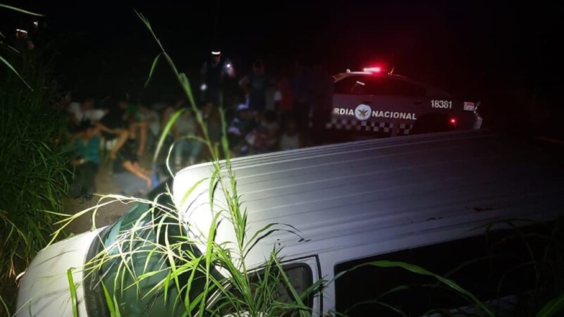 Se descarrilla camioneta con 27 migrantes en Veracruz.