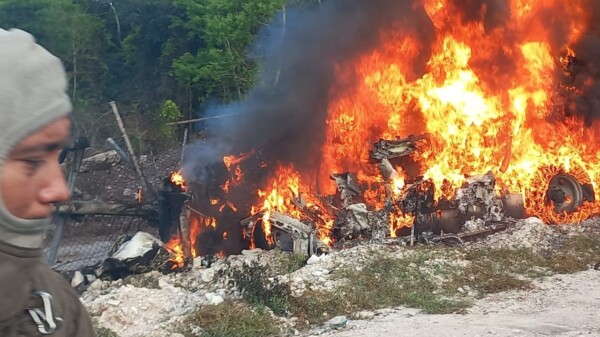 Se incendia un tráiler en el bulevar Colosio de Cancún (VIDEO)