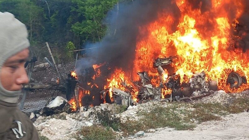 Se incendia un tráiler en el bulevar Colosio de Cancún (VIDEO)