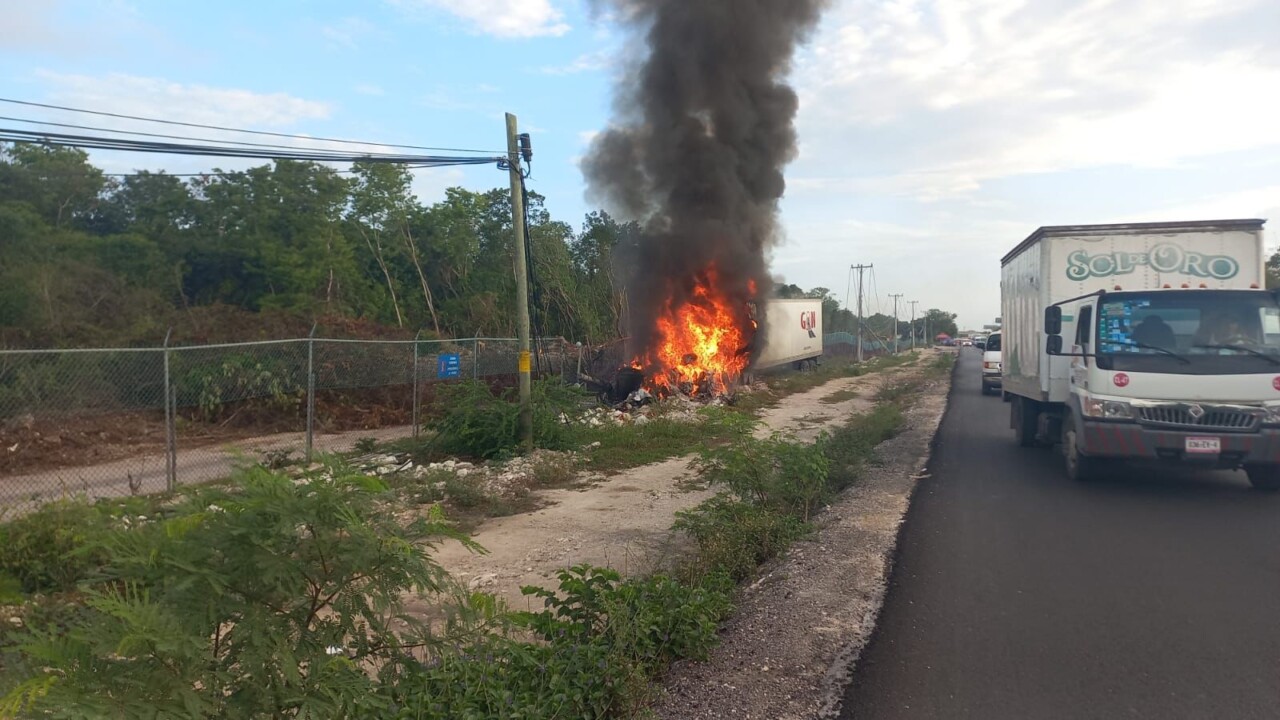 Se incendia un tráiler en el bulevar Colosio de Cancún; el conductor perdió el control del volante y terminó impactado contra un poste.