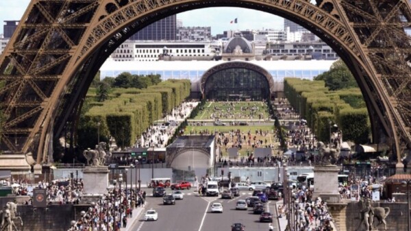 Desalojan la Torre Eiffel por amenaza de bomba