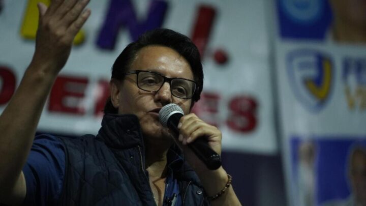 El candidato presidencial Fernando Villavicencio, en el acto de campaña a cuya salida fue asesinado el 9 de agosto en Quito, la capital de Ecuador. Imagen: Movimiento Construye