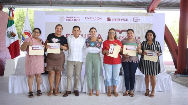 Atestigua Ana Paty Peralta entrega de tarjetas de ‘Escuela Digna’