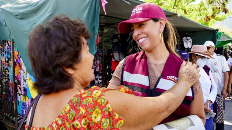Marybel Villegas recibe el cariño de los tianguistas de la Región 233